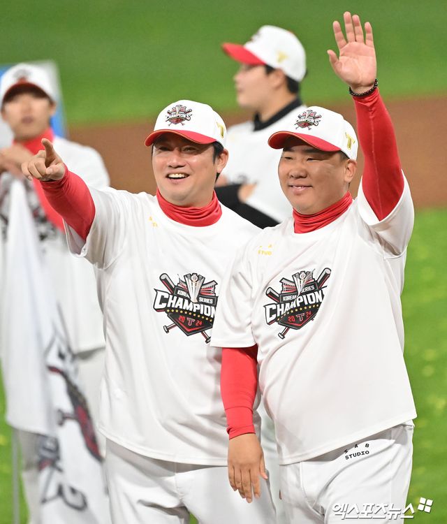28일 오후 광주기아챔피언스필드에서 열린 '2024 신한 SOL Bank KBO 한국시리즈' 삼성 라이온즈와 KIA 타이거즈의 5차전 경기, KIA가 삼성에 7:5로 승리하며 7년 만에 통합 우승을 차지했다. 통합우승을 차지한 KIA 이범호 감독과 손승락 수석코치가 기뻐하고 있다. 엑스포츠뉴스 DB