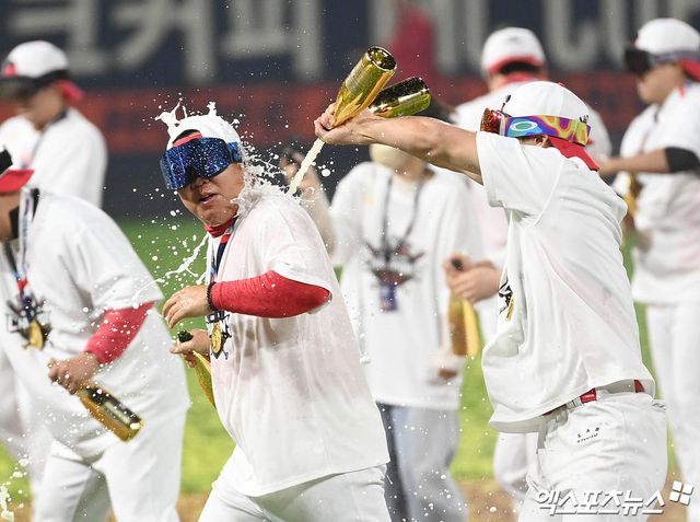 28일 오후 광주기아챔피언스필드에서 열린 '2024 신한 SOL Bank KBO 한국시리즈' 삼성 라이온즈와 KIA 타이거즈의 5차전 경기, KIA가 7:5의 스코어로 승리하며 7년 만에 통합 우승을 이뤄냈다. 경기 종료 후 KIA 이범호 감독이 선수들과 샴페인 세리머니를 하고 있다. 엑스포츠뉴스 DB