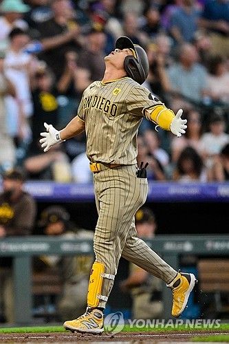 김하성이 올해 미국 메이저리그 정규시즌 경기에서 홈런을 친 뒤 세리머니하고 있다. 김하성은 3일 샌디에이고 파드리스와의 상호 옵션을 거부한 뒤 자유계약 시장에 나왔다. 지난 10월 오른쪽 어깨 관절순 봉합 수술을 받아 예상 계약 규모가 2024시즌 개막 전보다 줄었지만, 여전히 FA 시장에서 매력적인 유격수라는 평가가 나왔다. AFP/연합뉴스​​​​​​​