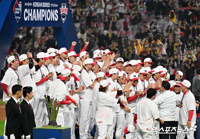 28일 오후 광주기아챔피언스필드에서 열린 '2024 신한 SOL Bank KBO 한국시리즈' 삼성 라이온즈와 KIA 타이거즈의 5차전 경기, KIA가 삼성에 7:5로 승리하며 7년 만에 통합 우승을 차지했다. 통합우승을 차지한 KIA 선수단이 기뻐하고 있다. 엑스포츠뉴스 DB