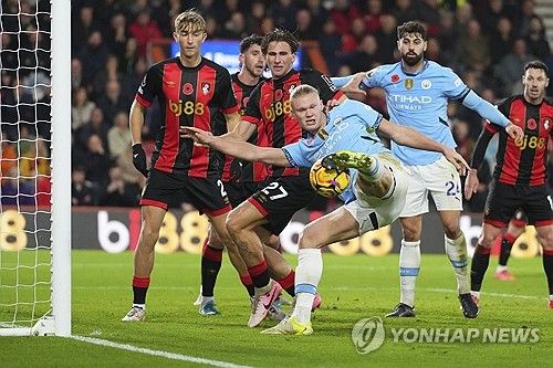 맨체스터 시티는 3일(한국시간) 영국 본머스 바이털리티 경기장에서 열린 AFC본머스와의 2024-25시즌 잉글리시 프리미어리그 10라운드 원정 경기에서 1-2 충격패를 당했다. 이날 엘링 홀란은 선발 풀타임을 소화했지만 득점에 실패했다. 홀란은 지난 9월 아스널 사령탑 미켈 아르테타 감독과 언쟁한 후 프리미어리그 5경기에서 1골만 넣었다. 연합뉴스