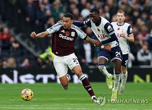 토트넘은 3일 오후 11시부터 영국 런던 토트넘 홋스퍼 경기장에서 2024-2025 잉글리시 프리미어리그 애스턴 빌라와의 홈 경기를 치르고 있다. 이날 경기에선 토트넘 핵심 공격수이자 주장인 손흥민이 부상에서 복귀해 시선을 모으고 있다. 그러나 토트넘은 전반 32분 고질적인 약점인 세트피스 수비에서 실점해 0-1로 끌려다닌 채 전반전을 마쳤다. 연합뉴스