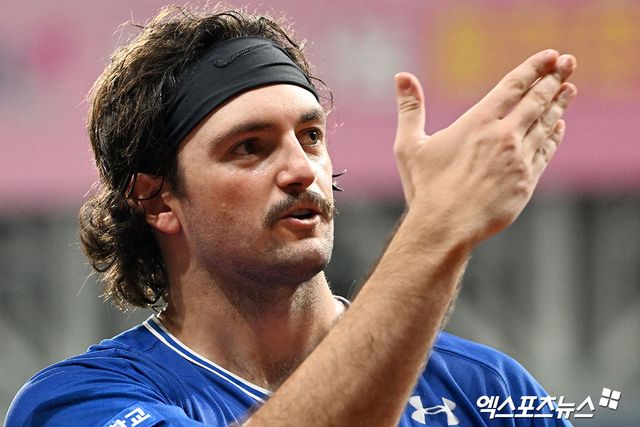 27일 오후 서울 구로구 고척스카이돔에서 열린 '2024 신한 SOL Bank KBO리그' 삼성 라이온즈와 키움 히어로즈의 경기, 삼성이 9이닝 113구 11탈삼진을 기록한 코너의 호투와 윤정빈의 결승타에 힘입어 키움에 1:0 승리를 거뒀다. 경기종료 후 삼성 코너가 관중석을 향해 손키스를 하고 있다. 엑스포츠뉴스 DB