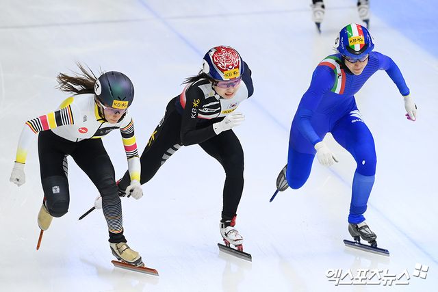 11일 오후 서울 양천구 목동아이스링크에서 열린 2023 KB금융 국제빙상경기연맹(ISU) 쇼트트랙 세계선수권대회가 열렸다. 혼성 2000m 계주 준결승에 나선 한국팀 최민정이 출발선을 지나고 있다. 엑스포츠뉴스 DB