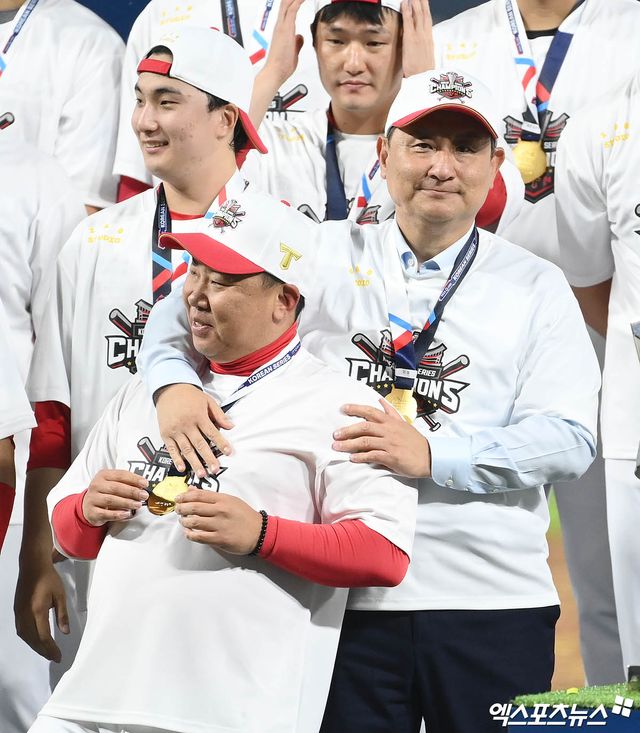 28일 오후 광주기아챔피언스필드에서 열린 '2024 신한 SOL Bank KBO 한국시리즈' 삼성 라이온즈와 KIA 타이거즈의 5차전 경기, KIA가 7:5의 스코어로 승리하며 7년 만에 통합 우승을 이뤄냈다. 경기 종료 후 KIA 이범호 감독과 심재학 단장이 포옹을 나누고 있다. 엑스포츠뉴스 DB