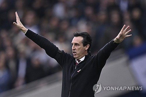 토트넘은 3일 오후 11시부터 영국 런던 토트넘 홋스퍼 경기장에서 2024-2025 잉글리시 프리미어리그 애스턴 빌라와의 홈 경기를 치르고 있다. 이날 경기에선 토트넘 핵심 공격수이자 주장인 손흥민이 부상에서 복귀해 시선을 모으고 있다. 그러나 토트넘은 전반 32분 고질적인 약점인 세트피스 수비에서 실점해 0-1로 끌려다닌 채 전반전을 마쳤다. 연합뉴스