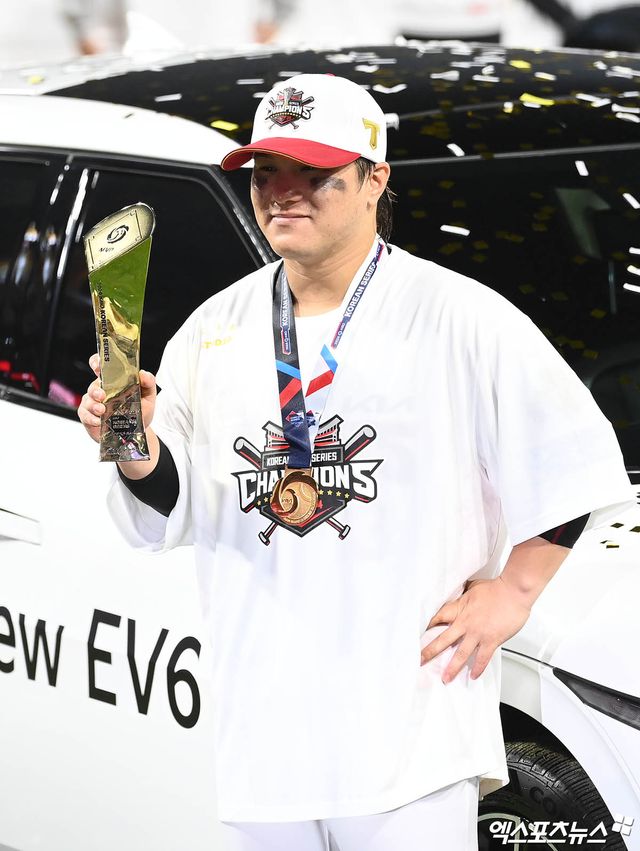 28일 오후 광주기아챔피언스필드에서 열린 '2024 신한 SOL Bank KBO 한국시리즈' 삼성 라이온즈와 KIA 타이거즈의 5차전 경기, KIA가 7:5의 스코어로 승리하며 7년 만에 통합 우승을 이뤄냈다. 경기 종료 후 KIA 김선빈이 한국시리즈 MVP 기념 촬영을 하고 있다. 엑스포츠뉴스 DB