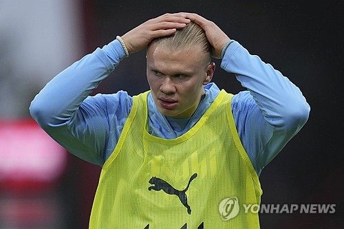 맨체스터 시티는 3일(한국시간) 영국 본머스 바이털리티 경기장에서 열린 AFC본머스와의 2024-25시즌 잉글리시 프리미어리그 10라운드 원정 경기에서 1-2 충격패를 당했다. 이날 엘링 홀란은 선발 풀타임을 소화했지만 득점에 실패했다. 홀란은 지난 9월 아스널 사령탑 미켈 아르테타 감독과 언쟁한 후 프리미어리그 5경기에서 1골만 넣었다. 연합뉴스
