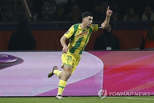 충격적인 무승부다. 프랑스 최고의 클럽 파리 생제르맹(PSG)이 홈에서 리그 16위 팀인 FC낭트와 1-1로 비겼다. 선발 출전한 이강인은 73여분 동안 활약하면서 꾸준히 문전으로 패스를 보내 동료들에게 기회를 만드는 데 집중했지만 결국 경기 결과를 바꾸지 못했다. 전반전 중반 슈팅이 골대를 강타한 게 아쉬웠다. 사진 연합뉴스