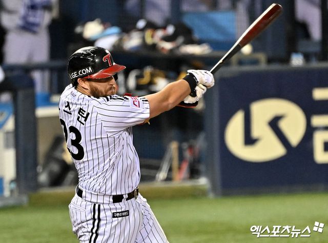 11일 오후 서울 송파구 잠실야구장에서 열린 '2024 신한 SOL Bank KBO 포스트시즌' KT 위즈와 LG 트윈스의 준플레이오프 5차전 경기, 1회말 1사 1루 LG 오스틴이 1타점 2루타를 날리고 있다. 엑스포츠뉴스 DB