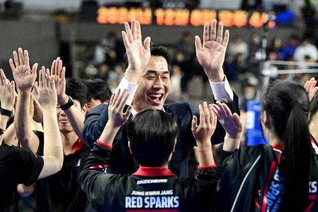 30일 오후 화성실내체육관에서 열린 도드람 2024-2025 V-리그 여자부 2라운드 IBK기업은행과 정관장의 경기, 정관장이 세트스코어 3:0(25-17 25-13 25-14)으로 승리하면서 IBK기업은행의 7연승을 저지했다. 경기종료 후 고희진 정관장 감독이 선수들과 기쁨을 나누고 있다. KOVO