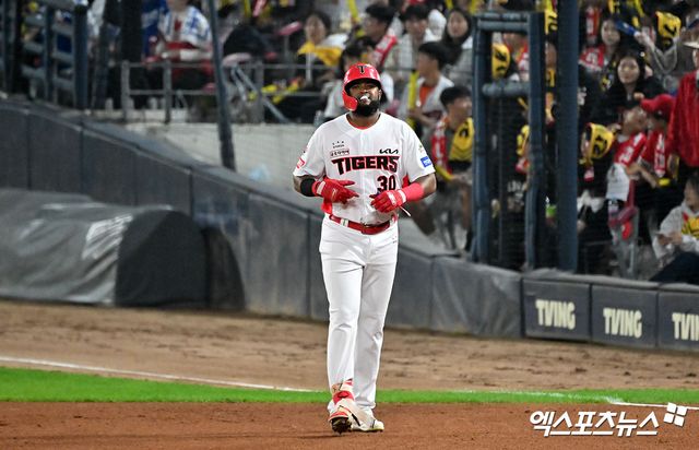 KIA 타이거즈와 외인 타자 소크라테스 브리또의 4년 연속 동행 여부가 주목을 받는 가운데 소크라테스가 메이저리그 여러 팀 관심을 받아 복귀할 수 있다는 주장이 나왔다. 뉴욕포스트 존 헤이먼은 'MLB 복수의 팀이 자유계약 신분 소크라테스에게 관심을 표명했다"고 했다. 외인 타자는 다음 시즌 KIA 용병 보강의 최대 이슈다. 엑스포츠뉴스DB