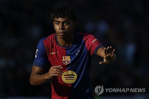 발데가 30일(한국시간) 스페인 바르셀로나에 있는 에스타디 올림픽 루이스 콤파니스에서 열린 바르셀로나와 라스팔마스와의 2024-2025시즌 라리가 15라운드 홈 경기에서 왼쪽 수비수로 선발 출장했다.&nbsp; 발데는 전반 25분경, 상대 산드로 라미레즈와 볼을 다투던 과정에서 쓰러졌다. 그는 상대 어깨에 목이 눌리면서 기침을 했다.&nbsp;발데는&nbsp;피를 토했고 빠르게 의무팀과 들것이 들어왔다. 그는 들것에 실려 나가 제라르드 마르틴과 교체됐다.&nbsp;연합뉴스