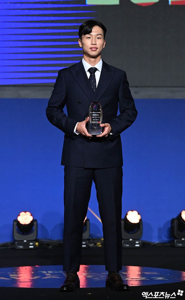 살인 태클에 쓰러졌던 엄지성(스완지 시티)이 부상에서 돌아와 출격 명령을 기다리고 있다.&nbsp;경기 전 기자회견에서 루크 윌리엄스 스완지 감독은 '지금 상태에서 엄지성은 출전 가능하다. 경기 당일 스쿼드에 들어갈 수 있다. 이번 주에도 훈련을 했고, 경기에 뛸 준비가 됐다. 잠시 전력에서 떨어져 있었기 때문에 조심해야 하지만 그는 출전 가능하다'고 엄지성의 복귀를 알렸다. 엑스포츠뉴스DB