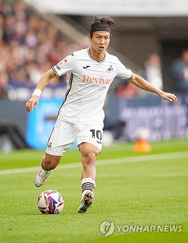 살인 태클에 쓰러졌던 엄지성(스완지 시티)이 부상에서 돌아와 출격 명령을 기다리고 있다.&nbsp;경기 전 기자회견에서 루크 윌리엄스 스완지 감독은 '지금 상태에서 엄지성은 출전 가능하다. 경기 당일 스쿼드에 들어갈 수 있다. 이번 주에도 훈련을 했고, 경기에 뛸 준비가 됐다. 잠시 전력에서 떨어져 있었기 때문에 조심해야 하지만 그는 출전 가능하다'고 엄지성의 복귀를 알렸다. 연합뉴스