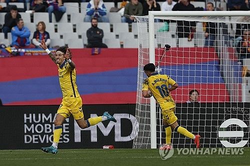 발데가 30일(한국시간) 스페인 바르셀로나에 있는 에스타디 올림픽 루이스 콤파니스에서 열린 바르셀로나와 라스팔마스와의 2024-2025시즌 라리가 15라운드 홈 경기에서 왼쪽 수비수로 선발 출장했다.&nbsp; 발데는 전반 25분경, 상대 산드로 라미레즈와 볼을 다투던 과정에서 쓰러졌다. 그는 상대 어깨에 목이 눌리면서 기침을 했다.&nbsp;발데는&nbsp;피를 토했고 빠르게 의무팀과 들것이 들어왔다. 그는 들것에 실려 나가 제라르드 마르틴과 교체됐다.&nbsp;연합뉴스