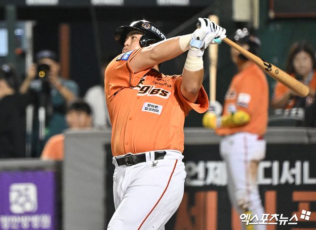 대전 한화생명이글스파크에서 열린 '2024 신한 SOL Bank KBO리그' KIA 타이거즈와 한화 이글스의 경기, 4회말 1사 2루 한화 노시환이 중전안타를 날리고 있다. 엑스포츠뉴스DB