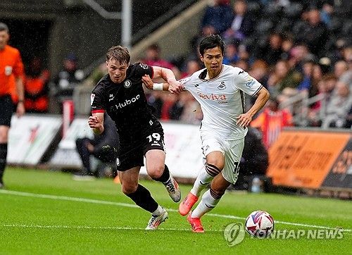 살인 태클에 쓰러졌던 엄지성(스완지 시티)이 부상에서 돌아와 출격 명령을 기다리고 있다.&nbsp;경기 전 기자회견에서 루크 윌리엄스 스완지 감독은 '지금 상태에서 엄지성은 출전 가능하다. 경기 당일 스쿼드에 들어갈 수 있다. 이번 주에도 훈련을 했고, 경기에 뛸 준비가 됐다. 잠시 전력에서 떨어져 있었기 때문에 조심해야 하지만 그는 출전 가능하다'고 엄지성의 복귀를 알렸다. 연합뉴스