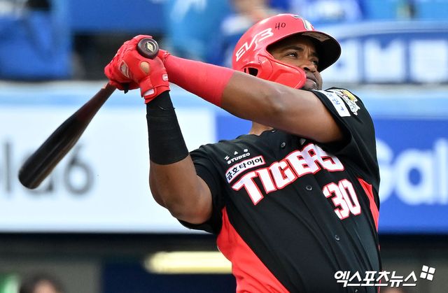 미국 메이저리그 이적 시장을 전문적으로 다루는 매체 'MLB트레이드 루머스'는 30일 KIA 외인타자 소크라테스가 복수의 메이저리그 구단들로부터 관심을 받고 있다고 보도했다. 매체는 '뉴욕 포스트' 기자 존 헤이먼의 SNS를 인용해 소크라테스의 미국행 가능성을 제기했다. 다만 구체적으로 어느 구단이 소크라테스에게 관심을 가지고 있는지는 알려지지 않았다고 전했다. 엑스포츠뉴스DB