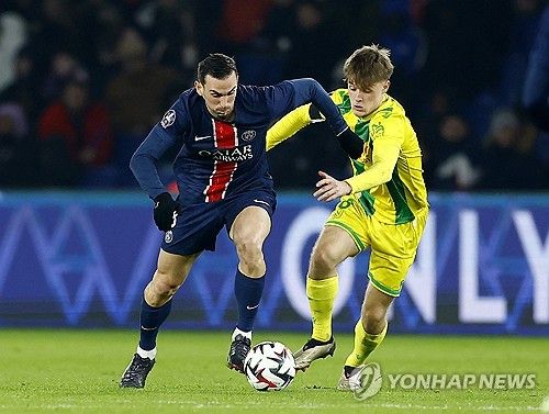 충격적인 무승부다. 프랑스 최고의 클럽 파리 생제르맹(PSG)이 홈에서 리그 16위 팀인 FC낭트와 1-1로 비겼다. 선발 출전한 이강인은 73여분 동안 활약하면서 꾸준히 문전으로 패스를 보내 동료들에게 기회를 만드는 데 집중했지만 결국 경기 결과를 바꾸지 못했다. 전반전 중반 슈팅이 골대를 강타한 게 아쉬웠다. 사진 연합뉴스