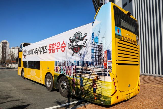 광주광역시가 30일 광주 도심에서 KIA 타이거즈의 한국시리즈 우승을 기념하는 카퍼레이드 행사를 진행했다. 한국시리즈에 출전한 KIA 선수들은 차량에 탑승해 금남로5가부터 5.18 민주광장까지 이어지는 거리를 돌면서 광주시민들과 함께 우승의 기쁨을 나눴다. KIA 타이거즈