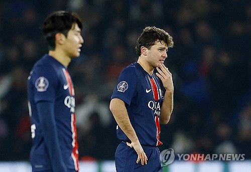 충격적인 무승부다. 프랑스 최고의 클럽 파리 생제르맹(PSG)이 홈에서 리그 16위 팀인 FC낭트와 1-1로 비겼다. 선발 출전한 이강인은 73여분 동안 활약하면서 꾸준히 문전으로 패스를 보내 동료들에게 기회를 만드는 데 집중했지만 결국 경기 결과를 바꾸지 못했다. 전반전 중반 슈팅이 골대를 강타한 게 아쉬웠다. 사진 연합뉴스