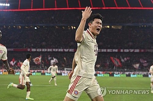 김민재가 2024-2025 유럽축구연맹(UEFA) 챔피언스리그 리그 페이즈 5라운드 '이주의 팀'에 뽑혔다. 독일 최고 명문 바이에른 뮌헨 수비수 김민재는 27일 홈에서 열린 파리 생제르맹과의 홈 경기에서 전반 선제 결승포를 터트리고 수비에서도 발군의 기량을 발휘해 1-0 승리를 이끌었다. 김민재는 경기 직후엔 발목 부상을 안고 뛰고 있음을 고백했다. 연합뉴스