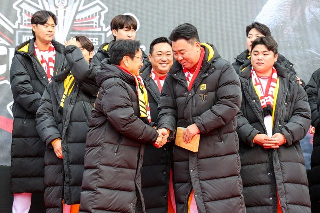 광주광역시가 30일 광주 도심에서 KIA 타이거즈의 한국시리즈 우승을 기념하는 카퍼레이드 행사를 진행했다. 한국시리즈에 출전한 KIA 선수들은 차량에 탑승해 금남로5가부터 5.18 민주광장까지 이어지는 거리를 돌면서 광주시민들과 함께 우승의 기쁨을 나눴다. KIA 타이거즈