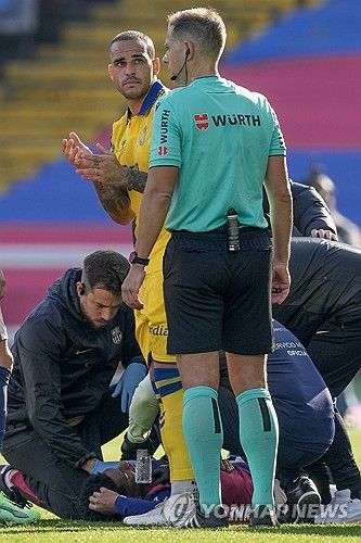 발데가 30일(한국시간) 스페인 바르셀로나에 있는 에스타디 올림픽 루이스 콤파니스에서 열린 바르셀로나와 라스팔마스와의 2024-2025시즌 라리가 15라운드 홈 경기에서 왼쪽 수비수로 선발 출장했다.&nbsp; 발데는 전반 25분경, 상대 산드로 라미레즈와 볼을 다투던 과정에서 쓰러졌다. 그는 상대 어깨에 목이 눌리면서 기침을 했다.&nbsp;발데는&nbsp;피를 토했고 빠르게 의무팀과 들것이 들어왔다. 그는 들것에 실려 나가 제라르드 마르틴과 교체됐다.&nbsp;연합뉴스