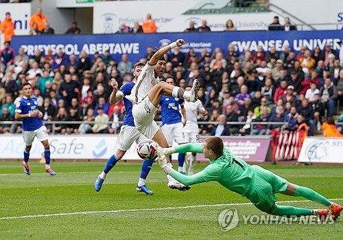 살인 태클에 쓰러졌던 엄지성(스완지 시티)이 부상에서 돌아와 출격 명령을 기다리고 있다.&nbsp;경기 전 기자회견에서 루크 윌리엄스 스완지 감독은 '지금 상태에서 엄지성은 출전 가능하다. 경기 당일 스쿼드에 들어갈 수 있다. 이번 주에도 훈련을 했고, 경기에 뛸 준비가 됐다. 잠시 전력에서 떨어져 있었기 때문에 조심해야 하지만 그는 출전 가능하다'고 엄지성의 복귀를 알렸다. 연합뉴스