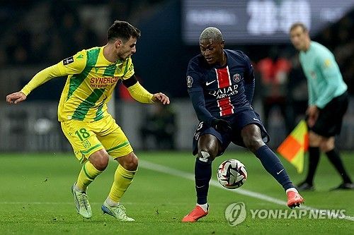 충격적인 무승부다. 프랑스 최고의 클럽 파리 생제르맹(PSG)이 홈에서 리그 16위 팀인 FC낭트와 1-1로 비겼다. 선발 출전한 이강인은 73여분 동안 활약하면서 꾸준히 문전으로 패스를 보내 동료들에게 기회를 만드는 데 집중했지만 결국 경기 결과를 바꾸지 못했다. 전반전 중반 슈팅이 골대를 강타한 게 아쉬웠다. 사진 연합뉴스