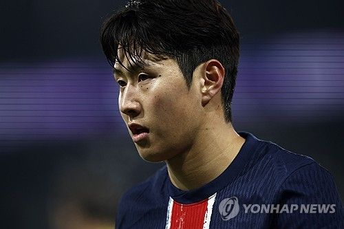 충격적인 무승부다. 프랑스 최고의 클럽 파리 생제르맹(PSG)이 홈에서 리그 16위 팀인 FC낭트와 1-1로 비겼다. 선발 출전한 이강인은 73여분 동안 활약하면서 꾸준히 문전으로 패스를 보내 동료들에게 기회를 만드는 데 집중했지만 결국 경기 결과를 바꾸지 못했다. 전반전 중반 슈팅이 골대를 강타한 게 아쉬웠다. 사진 연합뉴스