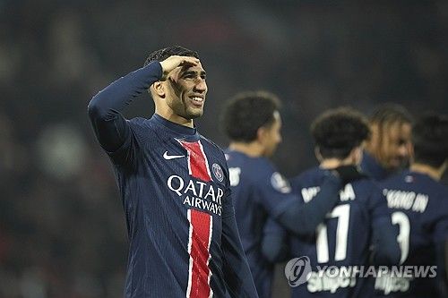 충격적인 무승부다. 프랑스 최고의 클럽 파리 생제르맹(PSG)이 홈에서 리그 16위 팀인 FC낭트와 1-1로 비겼다. 선발 출전한 이강인은 73여분 동안 활약하면서 꾸준히 문전으로 패스를 보내 동료들에게 기회를 만드는 데 집중했지만 결국 경기 결과를 바꾸지 못했다. 전반전 중반 슈팅이 골대를 강타한 게 아쉬웠다. 사진 연합뉴스