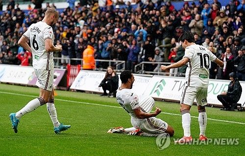 살인 태클에 쓰러졌던 엄지성(스완지 시티)이 부상에서 돌아와 출격 명령을 기다리고 있다.&nbsp;경기 전 기자회견에서 루크 윌리엄스 스완지 감독은 '지금 상태에서 엄지성은 출전 가능하다. 경기 당일 스쿼드에 들어갈 수 있다. 이번 주에도 훈련을 했고, 경기에 뛸 준비가 됐다. 잠시 전력에서 떨어져 있었기 때문에 조심해야 하지만 그는 출전 가능하다'고 엄지성의 복귀를 알렸다. 연합뉴스