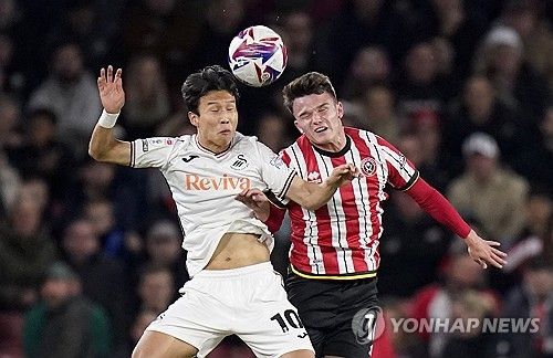 살인 태클에 쓰러졌던 엄지성(스완지 시티)이 부상에서 돌아와 출격 명령을 기다리고 있다.&nbsp;경기 전 기자회견에서 루크 윌리엄스 스완지 감독은 '지금 상태에서 엄지성은 출전 가능하다. 경기 당일 스쿼드에 들어갈 수 있다. 이번 주에도 훈련을 했고, 경기에 뛸 준비가 됐다. 잠시 전력에서 떨어져 있었기 때문에 조심해야 하지만 그는 출전 가능하다'고 엄지성의 복귀를 알렸다. 연합뉴스