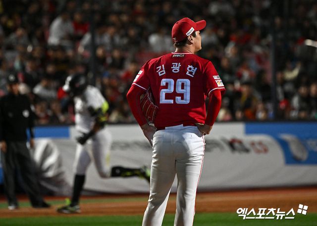 1일 오후 수원KT위즈파크에서 열린 '2024 신한 SOL Bank KBO리그' SSG 랜더스와 KT 위즈의 5위 결정전 경기, 8회말 무사 1,3루 SSG 김광현이 KT 로하스에게 스리런 홈런을 허용한 후 아쉬워하고 있다. 엑스포츠뉴스DB