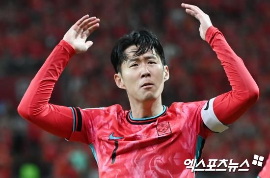 손흥민이 돌아왔다. 햄스트링 부상의 여파로 한동안 경기에 나서지 못했던 손흥민이 3일 토트넘 홋스퍼에서 복귀전을 치렀다. 홍명보 감독도 손흥민의 컨디션이 어느 정도 돌아왔다고 판단, 지난 10월에 명단에서 끝내 제외했던 손흥민을 11월 A매치를 앞두고 호출했다. 10월 A매치 2연전에 자리를 비웠던 대표팀의 주장 손흥민은 이변이 없는 이상 주장 완장을 차고 11월 국가대표팀 경기에 나설 전망이다. 사진 엑스포츠뉴스 DB