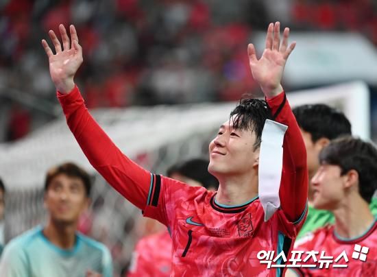 손흥민이 돌아왔다. 햄스트링 부상의 여파로 한동안 경기에 나서지 못했던 손흥민이 3일 토트넘 홋스퍼에서 복귀전을 치렀다. 홍명보 감독도 손흥민의 컨디션이 어느 정도 돌아왔다고 판단, 지난 10월에 명단에서 끝내 제외했던 손흥민을 11월 A매치를 앞두고 호출했다. 10월 A매치 2연전에 자리를 비웠던 대표팀의 주장 손흥민은 이변이 없는 이상 주장 완장을 차고 11월 국가대표팀 경기에 나설 전망이다. 사진 엑스포츠뉴스 DB