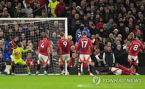 맨체스터 유나이티드는 4일(한국시간) 영국 맨체스터에 위치한 올드 트래퍼드에서 열린 첼시와의 2024-25시즌 잉글리시 프리미어리그 10라운드 홈경기에서 1-1 무승부를 거뒀다. 이날 맨유는 후반 25분 브루노 페르난데스의 페널티킥 선제골로 앞서가기 시작했지만 4분 뒤 모이세스 카이세도의 환상적인 중거리 슈팅에 실점하면서 무승부로 경기를 마쳤다. 연합뉴스