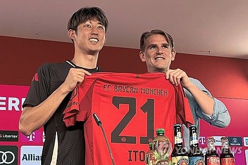 뮌헨이 지난 5일(한국시간) 공식 홈페이지를 통해 이토 히로키가 부상으로 수술대에 올랐다고 발표했다.&nbsp;구단은 히로키가 추가로 중족골 수술이 필요하다. 오늘(화요일) 수술이 진행됐다. 그래서 이토는 오랜 시간 빠져있을 것이고 최대한 빠르게 재활 프로그램을 다시 시작할 것이라고 밝혔다.&nbsp;연합뉴스