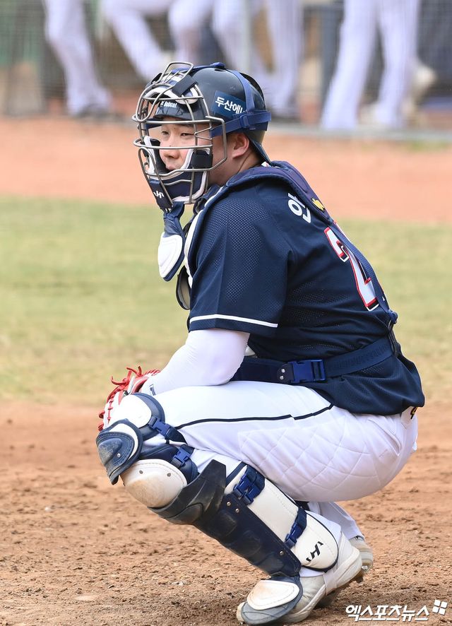 14일 호주 시드니 블랙타운 베이스볼 스타디움에서 2024 두산 베어스 스프링캠프가 진행됐다. 이날 청백전에 나선 두산 안승한이 더그아웃을 바라보며 사인을 교환하고 있다. 엑스포츠뉴스 DB