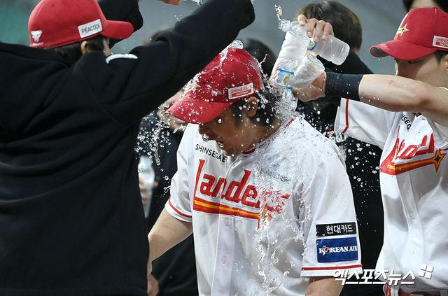16일 오후 인천SSG랜더스필드에서 열린 '2024 신한 SOL Bank KBO리그' KIA 타이거즈와 SSG 랜더스의 경기, SSG가 한유섬의 끝내기 홈런에 힘입어 KIA에 6:4로 승리했다. 경기종료 후 SSG 최정이 인터뷰 후 축하 물세례를 받고 있다. 엑스포츠뉴스 DB