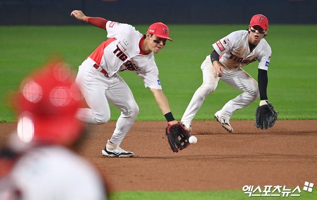 28일 오후 광주기아챔피언스필드에서 열린 '2024 신한 SOL Bank KBO 한국시리즈' 삼성 라이온즈와 KIA 타이거즈의 5차전 경기, 6회초 2사 1루 KIA 3루수 김도영이 삼성 이재현의 땅볼 타구를 낚아채고 있다. 엑스포츠뉴스 DB