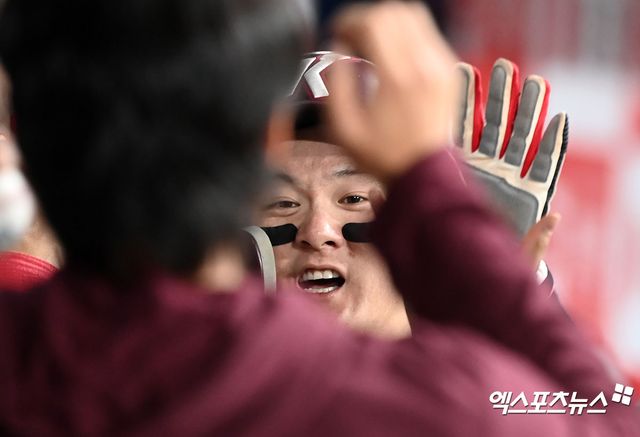 12일 오후 서울 구로구 고척스카이돔에서 열린 '2024 신한 SOL Bank KBO리그' 롯데 자이언츠와 키움 히어로즈의 경기, 5회말 무사 1,2루 키움 최주환이 송성문의 1타점 적시타때 득점에 성공한 후 더그아웃에서 하이파이브를 하고 있다. 엑스포츠뉴스DB