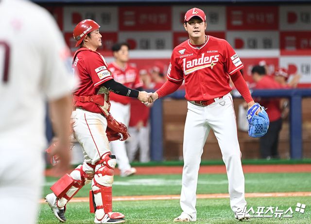 SSG 투수 서진용이 2025 FA 신청을 미루고 FA 1년 재수를 결정했다. 엑스포츠뉴스 DB