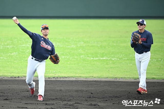 3일 일본 오키나와현 구시카와 구장에서 KIA 타이거즈와 롯데 자이언츠의 연습경기가 열린다. 롯데 이학주, 오선진이 수비 훈련을 하고 있다. 엑스포츠뉴스 DB