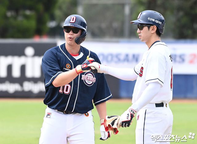 14일 호주 시드니 블랙타운 베이스볼 스타디움에서 2024 두산 베어스 스프링캠프가 진행됐다. 이날 청백전에 나선 두산 김민혁이 안타를 때려낸 뒤 정진호 코치와 주먹을 맞대고 있다. 엑스포츠뉴스 DB