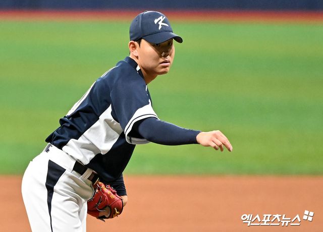 KT 위즈 투수 소형준이 지난 2일 서울 고척스카이돔에서 열린 2024 WBSC 프리미어12 대비 쿠바 대표팀과의 평가전에 구원 등판해 투구하고 있다. 엑스포츠뉴스 DB