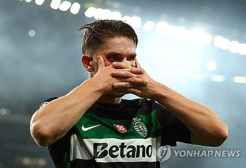 스포르팅이 6일(한국시간) 포르투갈 리스본에 있는 아스타디우 주제 알발라드에서 열린 맨시티와의 2024-2025시즌 유럽축구연맹(UEFA) 챔피언스리그 리그 페이즈 4차전에서 4-1로 대 역전승을 거뒀다.&nbsp; 아모림 감독의 홈 고별전이 된 이 경기에서 향후 그의 라이벌일 될 맨시티를 상대로 대승을 거두며 스포르팅 홈 팬들에게 마지막 선물을 선사했다.&nbsp; 반대로 과르디올라 감독과 맨체스터 유나이티드 부임이 공식 발표된 후벵 아모림 감독의 맞대결로 큰 관심을 모은 이 경기에서 아모림이 대승을 거두면서 과르디올라는 골머리를 앓게 됐다.&nbsp;연합뉴스