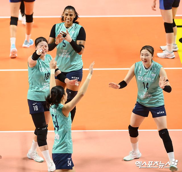 여자프로배구 GS칼텍스 선수들이 6일 서울 장충체육관에서 열린 IBK기업은행과의 홈경기에서 득점한 뒤 기뻐하고 있다. 장충, 고아라 기자